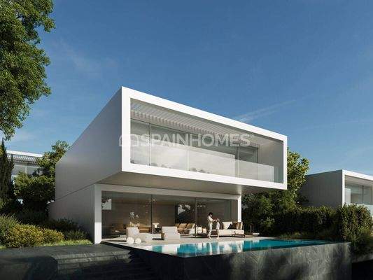Detached Villas Near Golf Courses in Estepona