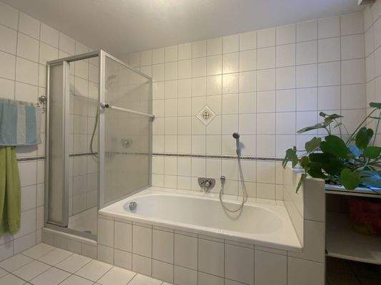 Badezimmer mit Wanne und Dusche