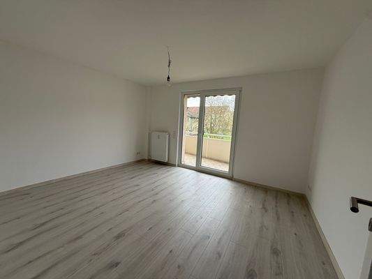 Wohnzimmer Blick zum Balkon