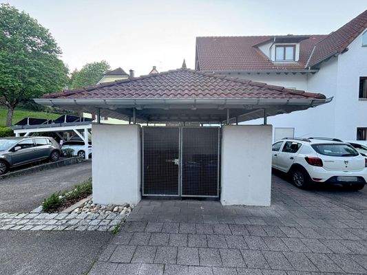 überdachter Mülltonnenplatz