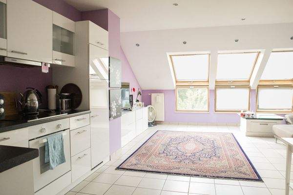 helle Wohnküche im Dachgeschoss