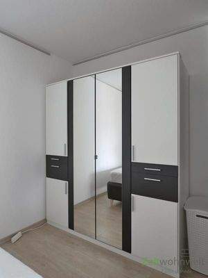 verspiegelter Kleiderschrank