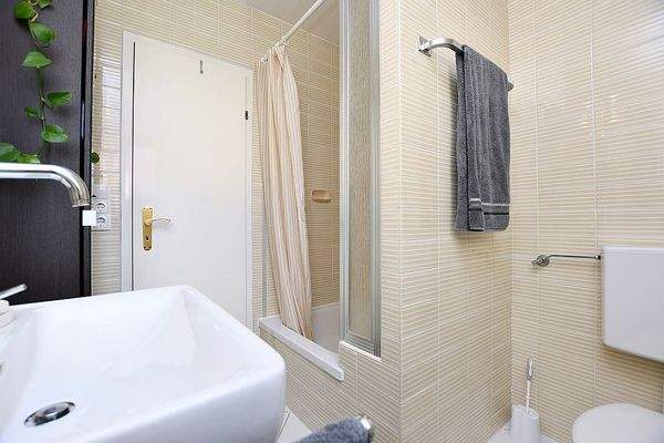 Tageslichtbad mit Dusche