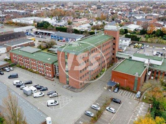 Büro- und Verwaltungsgebäude mit Parkflächen