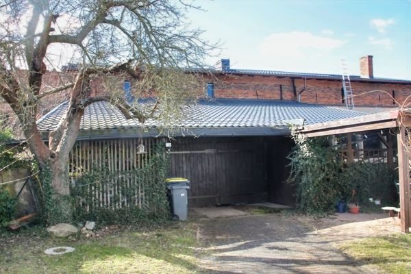Nebengebäude mit Carport
