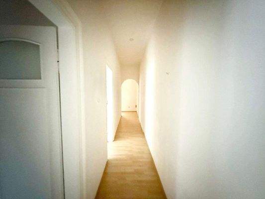 Diele mit vielen Abstellflächen vor Renovierung