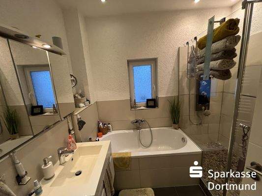 Modernisiertes Tageslichtbad mit ebenerdiger Dusche und Wanne