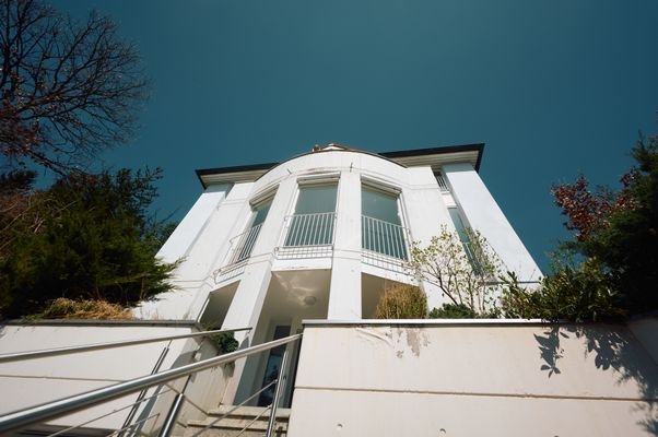 Objektansicht von Straße mit Treppe zum Eingang 