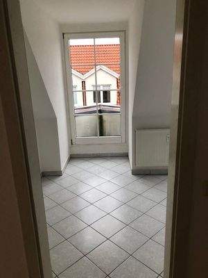 Küche mit Zugang zum Balkon