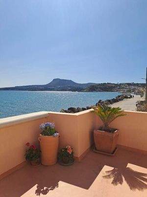 Kreta, Kalyves: Elegante neoklassizistische Villa am Meer zu verkaufen