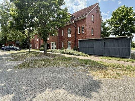 Rückansicht Wohngebäude + Fahrradschuppen