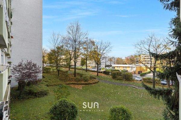BALKON MIT GARTENBLICK