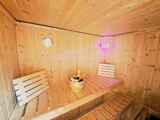 Immobilienperle Veronika Löffler - Dachgeschoss - Saunabereich mit Whirlpool und Dachterrasse