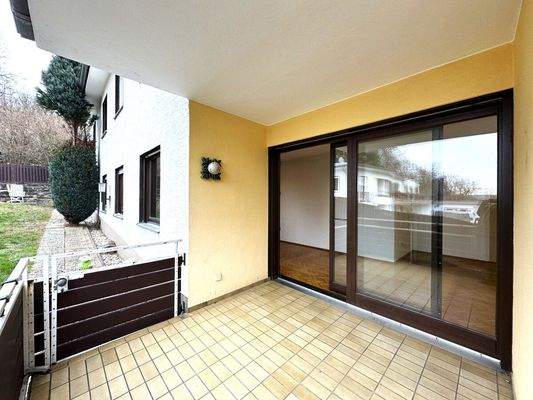 … Balkon, mit Tor zum Garten