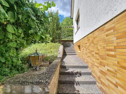 Eingewachsener Eingangsbereich