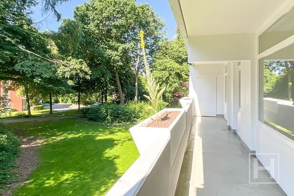 Herrlich großer Balkon mit Blick ins Grüne