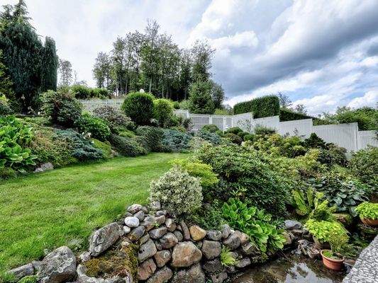 Gartenlandschaft mit Bachlauf