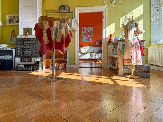 Durchgangszimmer mit Kachelofen