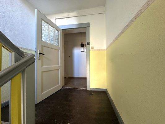 Treppenhaus mit Blick auf Zugang zu WE´s im OG