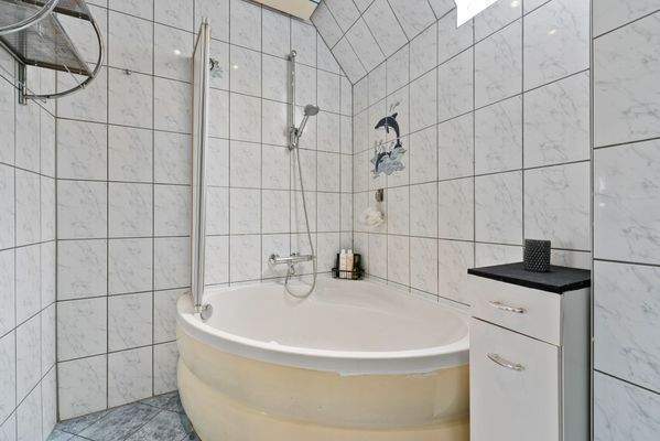 mit komfortabler Eckbadewanne