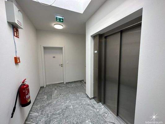 Stiegenhaus Dachgeschoss Lift.