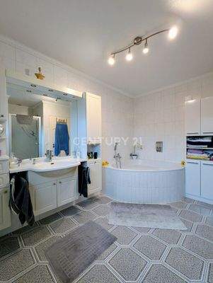 Großzügiges Bad mit viel Platz für den Alltag