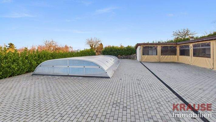 Pool mit Eventbereich und Außenküche