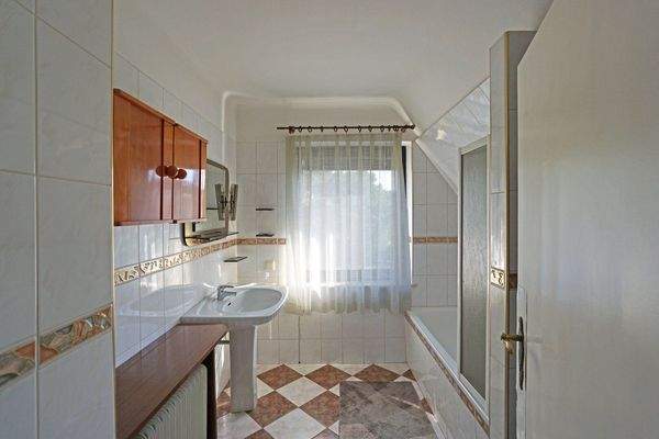 Wannenbad mit Waschtisch und WC