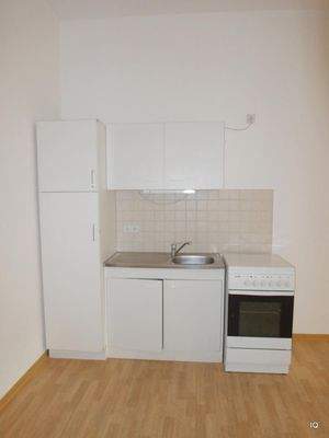 einfache Küchenmöbel mit Herd