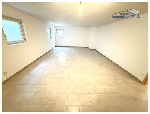 Großzügiger Hobby- oder Freizeitraum im KG