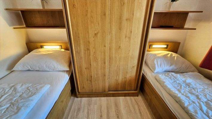 sep. Schlafzimmer mit 2 Betten