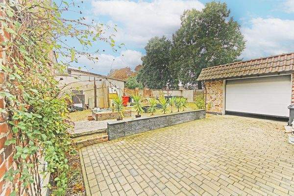 Hofbereich mit Garage