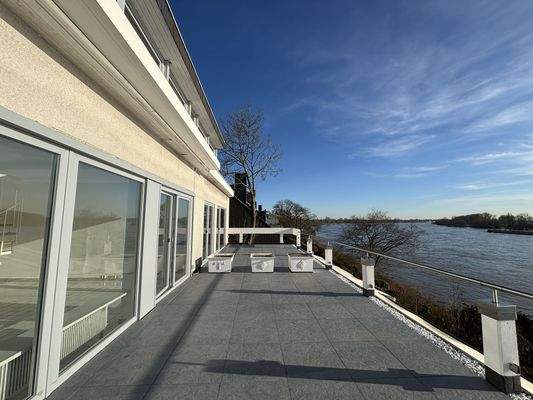 Terrasse mit Blick auf den Rhein