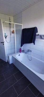 Dusche und Badewanne