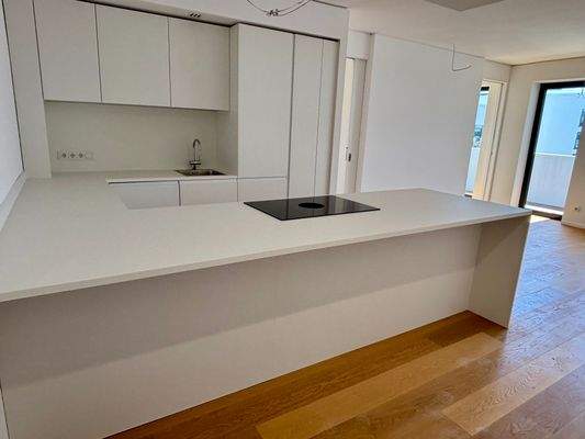 Helle Küche mit Küchentresen