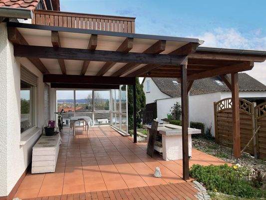 Überdachte Terrasse mit Grill