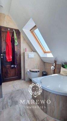 Tageslichtbad mit Eckbadewanne, OG