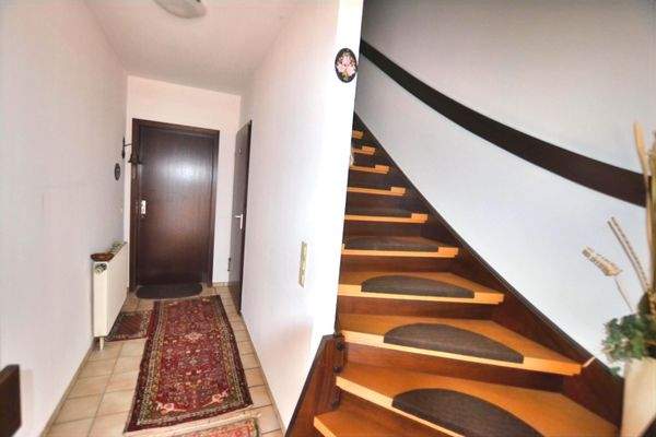 Hausflur mit Treppenaufgang