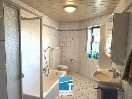 Badezimmer mit Dusche,Wanne, Fenster