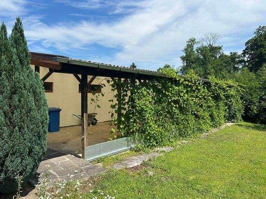 Nebengebäude mit Überdachung 