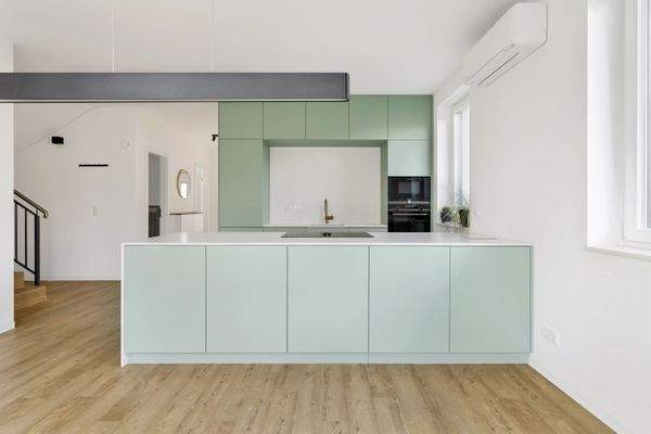 Hochwertige Einbauküche mit Kochinsel und Markengeräten