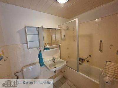 Bad mit Wanne und Duschgelegenheit