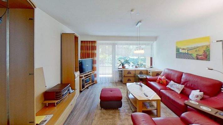 Wohnzimmer mit rotem Sofa