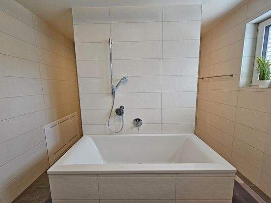 Badezimmer mit Dusche, Wanne und WC