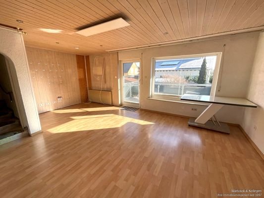 Wohnzimmer mit Balkon