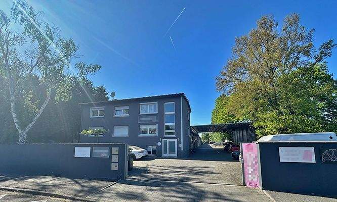 Büro-/Wohngebäude mit angrenzenden Hallen