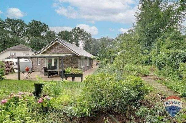 Gartenansicht im Sommer