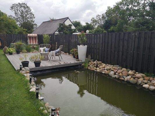 Außenanlage mit Teich