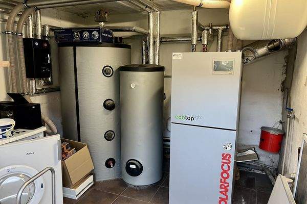 Pelletheizung in der Waschküche mit Pufferspeichern für Warmwasser und Heizsystem