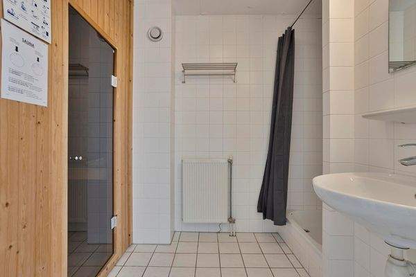 Luxus Badezimmer Villa Cape Helius Badewanne Dusche Yachthafen Blick Hellevoetsluis09